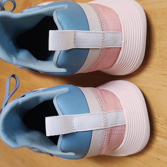 Easy Spirit x Denise Austin Flower Sneakers - Picture 4 of 9